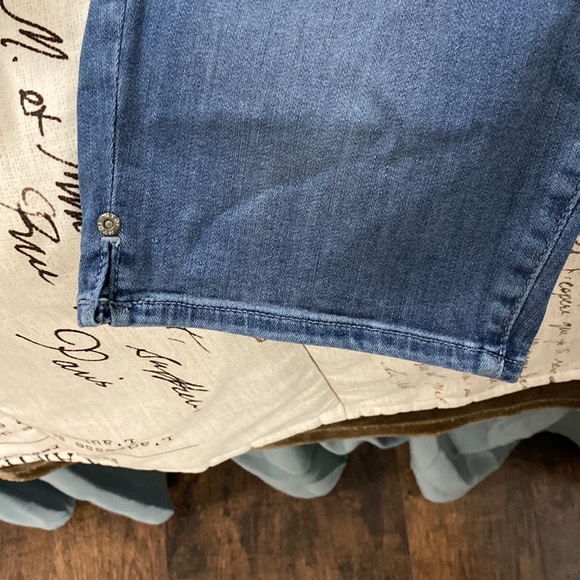 Woman’s NYDJ brand Bermuda style shorts size 12 new - Picture 4 of 4